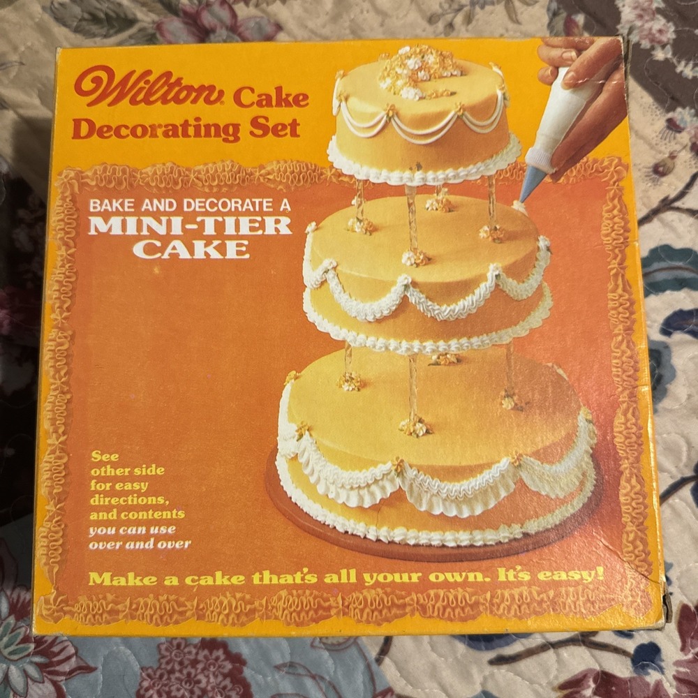 Vtg Wilton Cake Decorating Set READ